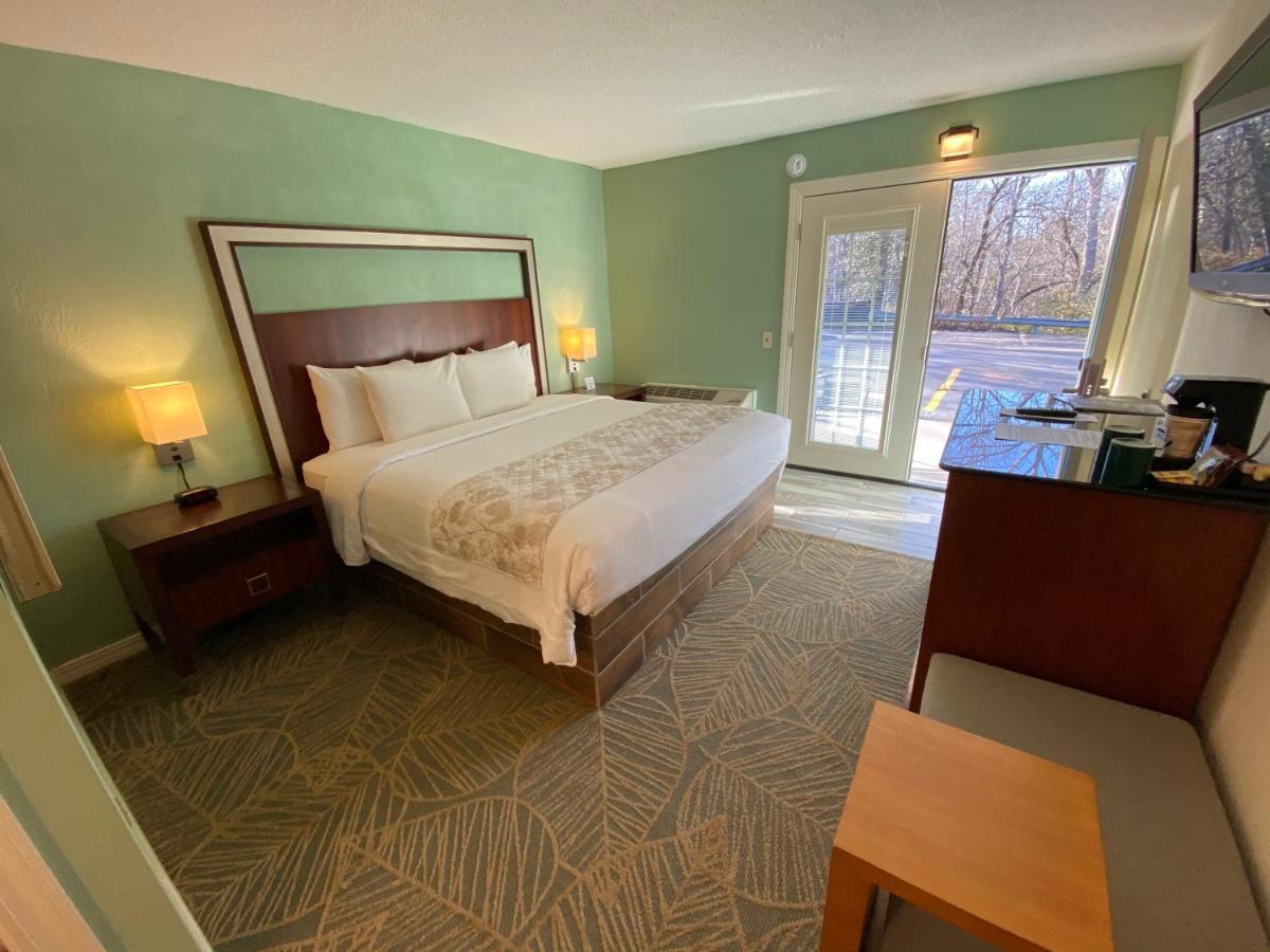 Cascades Inn Блумингтон Экстерьер фото