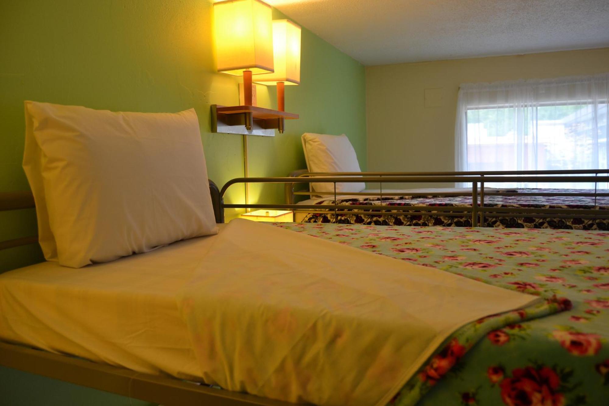 Cascades Inn Блумингтон Экстерьер фото