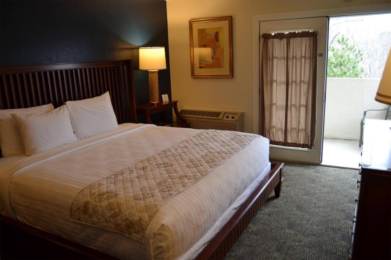 Cascades Inn Блумингтон Экстерьер фото